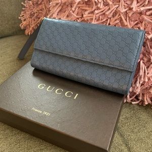Gucci Wristlet With Inserts!